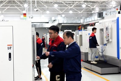 “中国劳模”走进母校与师生面对面