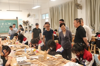 温州市文化广电旅游局局长朱云华一行到乐清市职业中等专业学校调研黄杨木雕专业